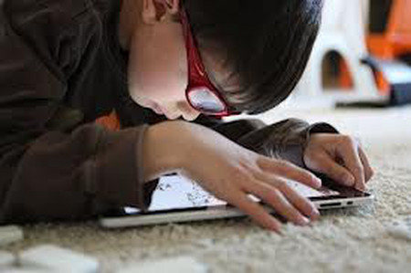 Những thiết bị kỹ thuật số như iPad có thể giúp ích trong việc đọc sách điện tử nhưng chúng cũng có thể đưa đến sự xao lãng vì bị "cám dỗ" bởi những trò chơi điện tử trong đó. Thực tế, một đứa trẻ nghiện game hiếm khi đọc sách.