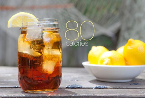 Hỗn hợp nước chanh và trà đá ngọt được biến tấu đặc biệt khi pha thêm rượu vodka.