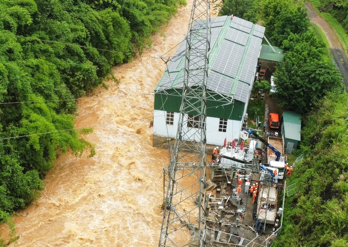 Tại Nhà máy Thủy điện Đắk Nông 2 (của Cty Cổ phần Thủy điện Á Đông), trạm biến áp đặt cạnh dòng suối đã bị xói lở móng. Ngay sau khi xảy ra sự cố, công ty đã khẩn trương điều hàng chục cán bộ, nhân viên có mặt tại trạm để sửa chữa.