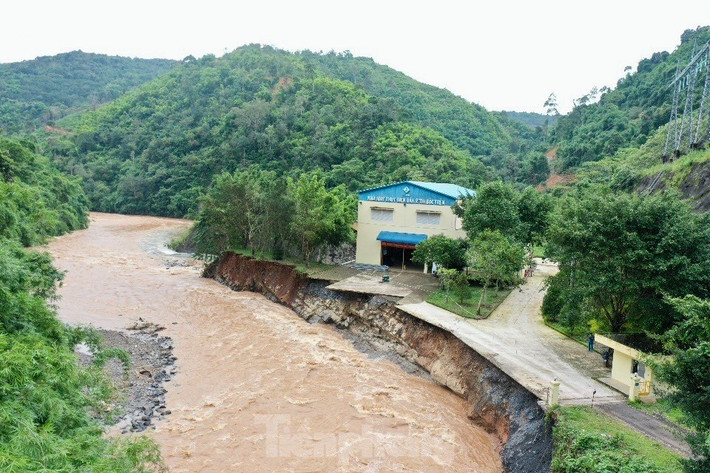 Cách đó không xa, khuôn viên của Nhà máy Thủy điện Đắk R’tih bậc trên (thuộc Cty CP Thủy điện Đắk R’Tih) cũng bị sạt lở nghiêm trọng.