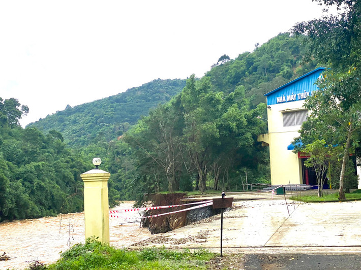 Những ngày gần đây, trên địa bàn tỉnh Đắk Nông liên tục mưa lớn làm mực nước nhiều ao, hồ, sông, suối dâng cao khiến dòng nước chảy xiết, làm xói lở nhiều hạng mục công trình của nhà máy Thủy điện Đắk Nông 2 và nhà máy Thủy điện Đắk R’tih bậc trên (TP Gia Nghĩa).