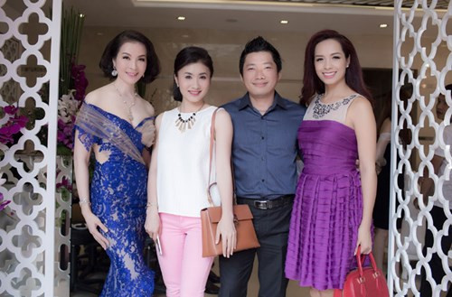 Là nữ doanh nhân thành công của showbiz, ngày 19/1, MC Thanh Mai tiếp tục khai trương cơ sở kinh doanh mới. Tại sự kiện, đông đảo sao Việt đã đến chúc mừng nữ MC.