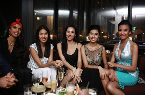 Không có nhiều cơ hội tiếp xúc trực tiếp nên trong dịp gặp gỡ hiếm hoi này, 3 người đẹp Hoa khôi Áo dài Việt Nam đã cùng nhau chia sẻ rất nhiều điều thú vị với Hoa hậu Ivian Sarcos.