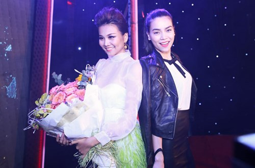 Bà mẹ một con đến chúc mừng cô bạn thân Thanh Hằng trong sự kiện ra mắt phim.