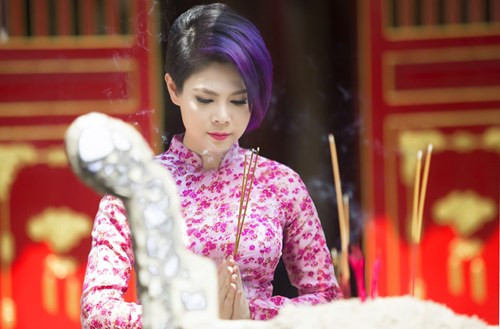 Đặc biệt mái tóc ngắn nhuộm tím của nữ ca sĩ là trở ngại khi cô muốn đổi phong cách mềm mại, nữ tính.