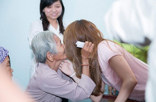 Cảm kích trước tấm lòng của Mỹ Tâm, một cụ già đã bất ngờ tặng cô 1 nụ hôn thay lời cảm ơn.