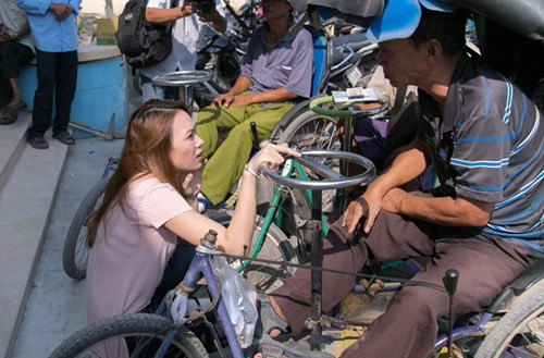 Sự giản dị, thân thiện của Mỹ Tâm gây thiện cảm cho những người dân tại đây.