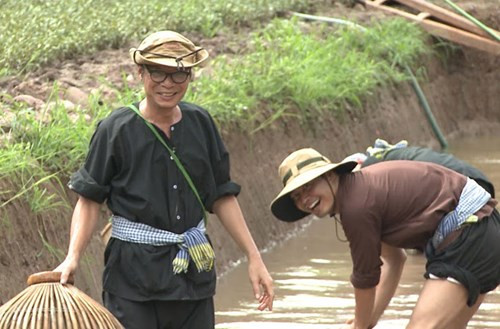 Trần Lực cũng khá mát tay, anh bắt được 4 chú cá. Tuy nhiên, vì hậu đậu Trần Lực đã để tuột mất 2 con khi đang cho vào giỏ. Con cuối cùng vị đạo diễn đã dùng cả vạt áo để giữ cho chắc.
