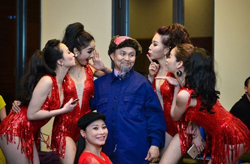 Dàn mỹ nhân còn dành cho Xuân Hinh những nụ hôn xa tình tứ.