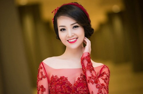 Lối trang điểm nhẹ nhàng của chuyên gia trang điểm John Kim giúp tôn thêm vẻ đẹp tự nhiên của Thụy Vân.