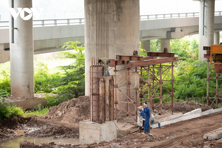 Lác đác chỉ có vài công nhân có mặt tại công trường để xây dựng cột trụ bê tông...