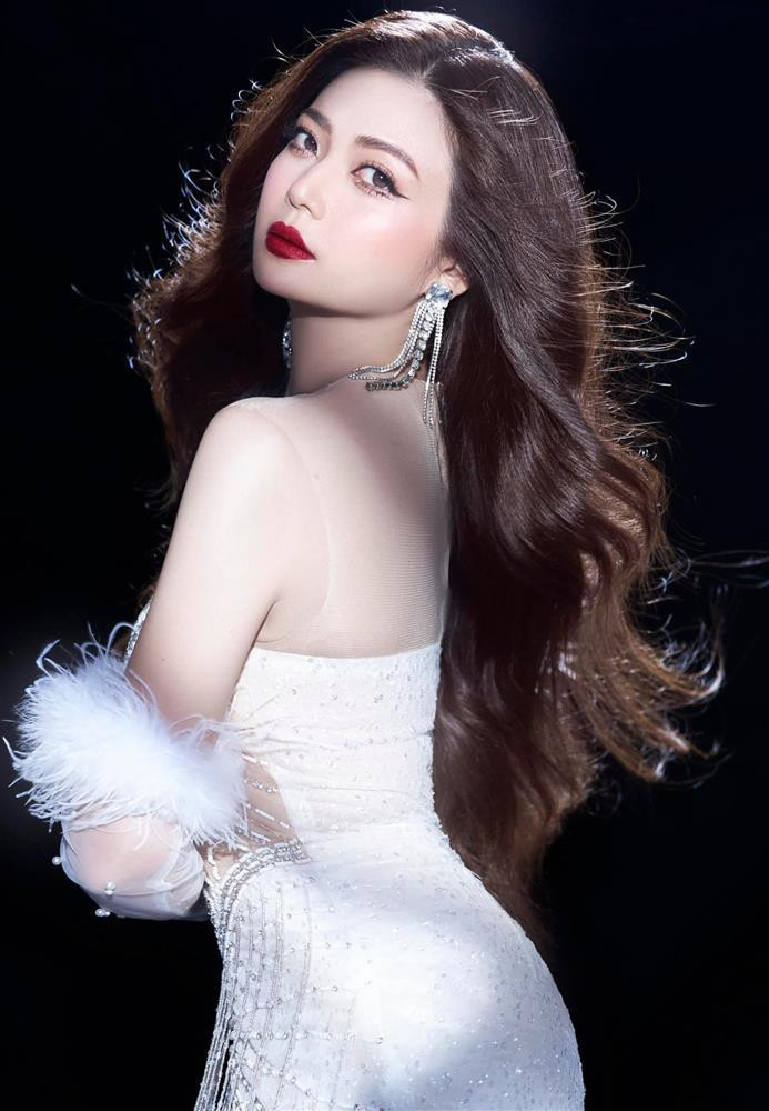 Kiều Anh chọn trang phục gợi cảm tôn dáng triệt để.