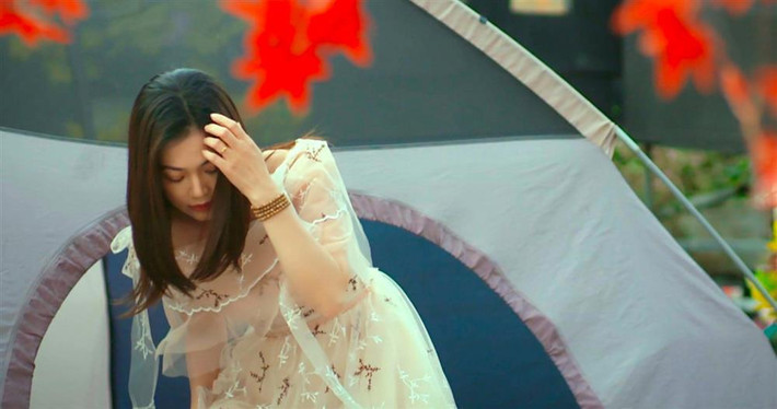 rong tập phim "Gia Đình Mình Vui Bất Thình Lình" gần đây, Phương lột xác với vẻ ngoài gợi cảm cùng chiếc váy nữ tính khi dự đám cưới của em chồng.