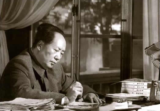 Để làm ra một chiếc quan tài bằng pha lê trong suốt không hề dễ dàng. Theo kỹ thuật truyền thống thì sẽ không ổn vì khi đổ tinh thể pha lê vào khuôn sẽ có nhiều bọt tăm nổi lên rất rõ. Để làm được điều đó, các chuyên gia đã tìm ra bước đột phá trong công nghệ.
