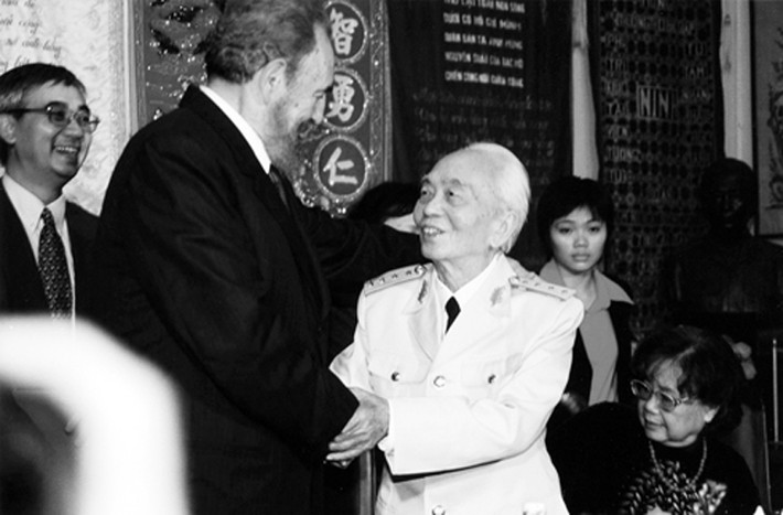 Chủ tịch Cuba Fidel Castro thăm Đại tướng Võ Nguyên Giáp tại Hà Nội năm 2003.