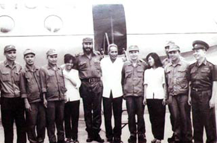 Thủ tướng Phạm Văn Đồng, Chủ tịch Fidel Castro và Đại tướng Võ Nguyên Giáp chụp ảnh chung với tổ bay năm 1973.