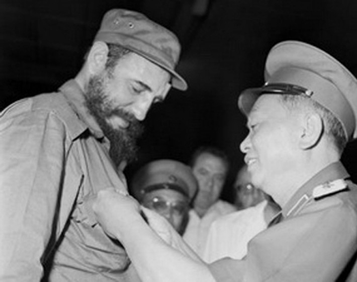 Đại tướng Võ Nguyên Giáp tặng Lãnh tụ Fidel Castro huy hiệu “Chiến sĩ Điện Biên Phủ” nhân chuyến thăm của Fidel Castro đến Việt Nam hồi tháng 9/1973. Ảnh: Thông tấn xã Việt Nam.