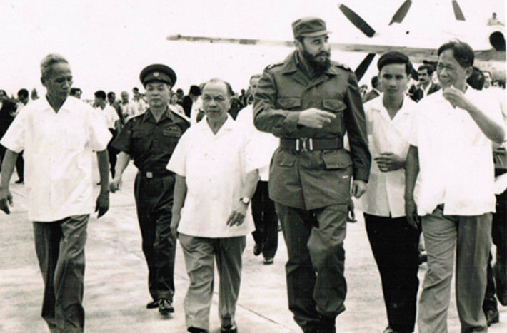 Bí thư Thứ nhất Ban Chấp hành Trung ương Đảng Lao động Việt Nam Lê Duẩn; Chủ tịch Quốc hội Trường Chinh; Thủ tướng Phạm Văn Đồng; Đại tướng Võ Nguyên Giáp cùng nhiều đồng chí lãnh đạo Đảng, Nhà nước đón đồng chí Fidel Castro tại sân bay Gia Lâm, trưa ngày 12/9/1973. Đó là chuyến thăm lịch sử tới Việt Nam của Chủ tịch Cuba Fidel Castro. Chuyến thăm này diễn ra khi cuộc kháng chiến chống Mỹ đang bước vào giai đoạn quyết liệt nhất. Ảnh tư liệu.