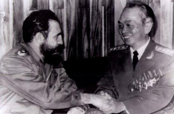 Đại tướng Võ Nguyên Giáp bắt tay thân mật lãnh tụ Cuba Fidel Castro trong một chuyến thăm Cuba. Ảnh: Sách ảnh “Đại tướng, Tổng Tư lệnh Võ Nguyên Giáp".