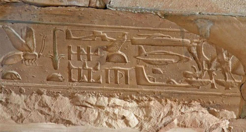 1. Những bức tranh về phương tiện hiện đại trong lăng mộ pharaoh Ai Cập: Các bức tường bên trong lăng mộ của pharaoh Seti I từ hơn 1300 năm TCN có những bức họa hết sức kỳ lạ. Xét trên nhiều góc độ, trông chúng giống hệt như một chiếc trực thăng, máy bay, và cả tàu ngầm nữa.