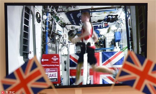 Chạy bộ: Tim Peake đang chạy trên máy tập, bức ảnh được ghi vào năm 2016. Nhà du hành này nỗ lực để trở thành vận động viên marathon nhanh nhất trong không gian, với 3h35'21.