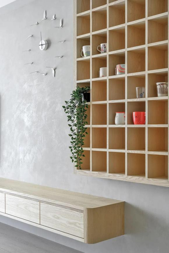 Bố trí sàn nhựa giả đá chống ẩm, chống thấm. Trang trí veneer chạy trên dầm trong phòng khách và chiếc tủ tivi 1 cánh màu gỗ sáng thể hiện sự nhẹ nhàng trong cách sắp xếp, không cồng kềnh, có cả chức năng và ngoại hình gọn gàng.