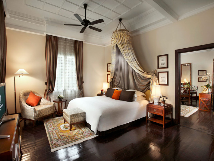 Sofitel Metropole thể hiện nét cổ điển qua lớp sơn tường trắng, những khung cửa xanh, những hoạ tiết bằng sắt tinh xảo, ván tường bằng gỗ và một sân cỏ xanh tươi. Metropole là một trong số ít những khách sạn còn lại trong khu vực vẫn còn giữ được dáng vẻ cổ kính của mình.