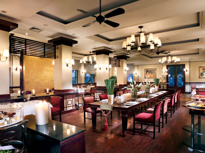Sofitel Metropole Hà Nội có 232 phòng trong đó có 32 phòng căn hộ. Khách sạn chia làm 2 khu —Khu Metropole cổ và Khu Opera mới. Tất cả các phòng trừ các phòng Premium đều có thêm một giường phụ và phục vụ tối đa được 3 khách.