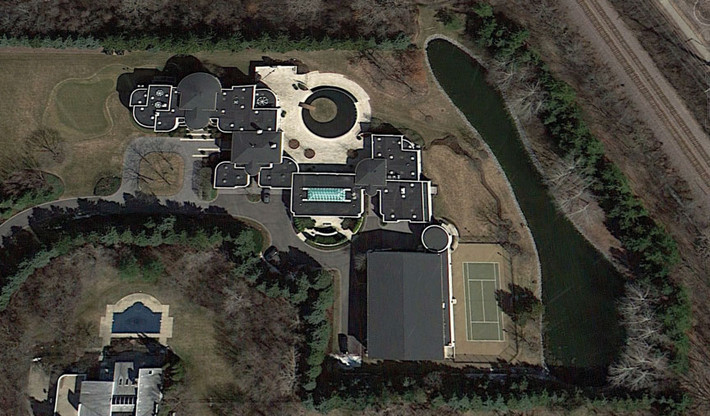 7. Dinh thự của Michael Jordan – giá 29 triệu USD: Ông vua bóng rổ Michael Jordan chọn cho mình ngôi nhà mới tại Jupiter, Florida với giá đất khoảng gần 5 triệu USD và tiền xây dựng lên tới 7 triệu USD. Hiện, dinh thự này đã được định giá lên tới 29 triệu USD trên thị trường bất động sản Mỹ. Ngôi nhà có 11 phòng ngủ, phòng tập tạ, sân bóng rổ và cả một sân golf 18 lỗ.