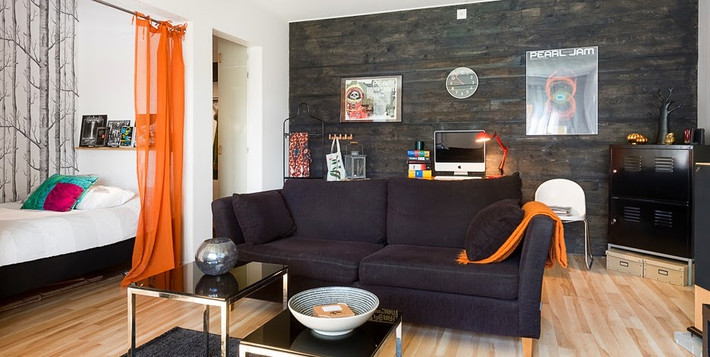 Khu vực phòng khách ấm cúng với một bộ sofa và hai ghế bành cùng một chiếc bàn uống nước nhỏ xinh.