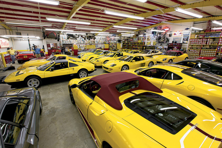 Có niềm đam mê lớn đối với Ferrari và đặc biệt là những chiếc Ferrari màu vàng, Phil Bachman (ở Tennessee, Mỹ) đã bổ sung 40 chiếc xe thuộc dòng này vào bộ sưu tập ô tô của mình trong suốt 30 năm qua.