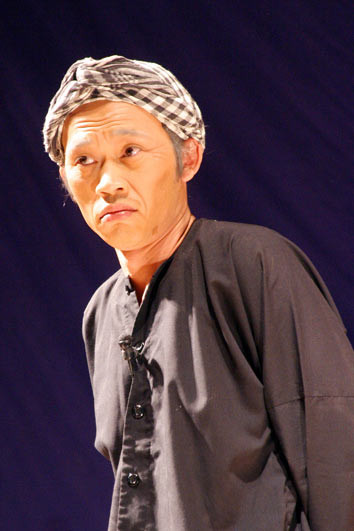 Nhưng chẳng được bao lâu, Hoài Linh sang Mỹ theo diện đoàn tụ với gia đình. Lại đi bồi bàn, rửa bát, làm thợ lò mổ. Cho đến khi chuyên nghiệp hơn là dẫn chương trình đám cưới, và cũng khá đắt show.