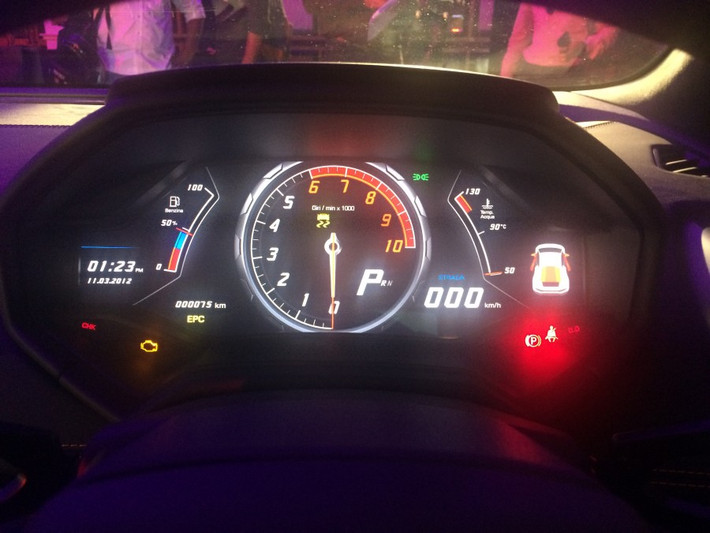 Siêu xe có thể tăng tốc từ 0-100 km/h chỉ trong 3,2 giây và mất 9,9 giây để tăng tốc từ 0-200km/h. Nó có thể đạt tốc độ tối đa trên 325 km/h.