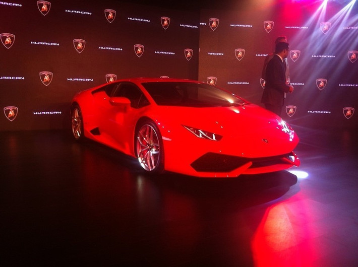 Ông Sebastian Henry, người đứng đầu hãng Lamborghini khu vực Đông Nam Á & Thái Bình Dương đưa ra một vài số liệu thống kê của dòng xe Huracan trước khi giới thiệu “siêu xe bò tót” này với công chúng một cách ấn tượng.