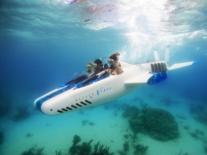 Món đồ chơi độc lạ khác của tỷ phú Branson là chiếc tàu ngầm Necker Nymph. Chiếc tàu được thiết kế bởi công ty tàu ngầm DeepFlight này có thể đưa 3 hành khách lặn xuống ngắm quang cảnh dưới đáy biển.