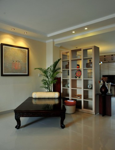 Còn đồ nội thất gỗ màu tối của phòng khách sẽ mang phong cách phương Đông ấm cúng.
