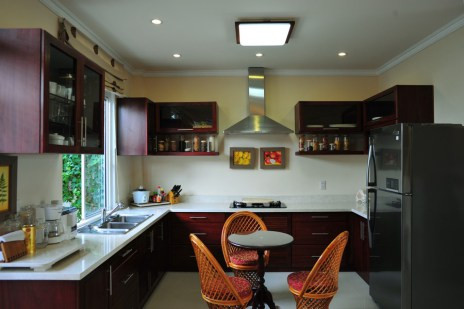 Gian bếp hiện đại, sáng sủa.