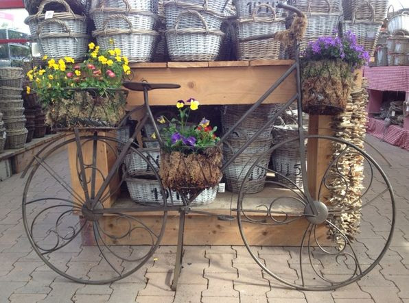 Bằng cách tận dụng chiếc xe đạp cũ, bạn có thể tiết kiệm được chi phí mua chậu hoa, giỏ hoa đắt tiền.