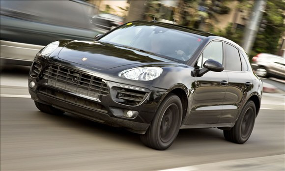 2015 Porsche Macan. Được đặt tên theo tiếng Indonesia có nghĩa là "con hổ", Macan thực sự uyển chuyển như tên gọi của nó. Macan trông nhỏ gọn và thể thao hơn hẳn đàn anh Cayenne với thiết kế khí động hơn, một phần là nhờ trần xe thấp và cửa sổ sau dốc. Với vẻ ngoài tuyệt đẹp, đây là một mẫu SUV ấn tượng được nhiều khách hàng mong đợi.