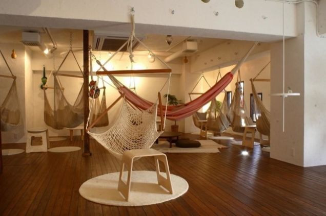 Quán cà phê Hammock. Bạn sẽ không cần dùng tới ghế để ngồi khi đến quán Mahika Mano, còn được gọi với cái tên Cà phê Võng (Hammock Cafe) ở Tokyo (Nhật Bản). Mahika Mano là quán cà phê với những chiếc võng mắc từ trần nhà mời gọi khách ghé qua để trải nghiệm không gian ấm áp.