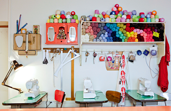 Tại Sweatshop, khách hàng được phép vừa dùng bữa, uống nước vừa thỏa mãn đam mê khâu vá.