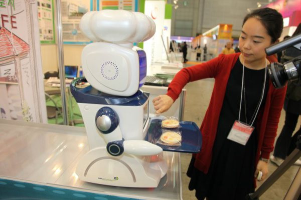 9. Robot Cafe. Tại cửa hàng cà phê này, thực khách sẽ được phục vụ bởi những con robot.
