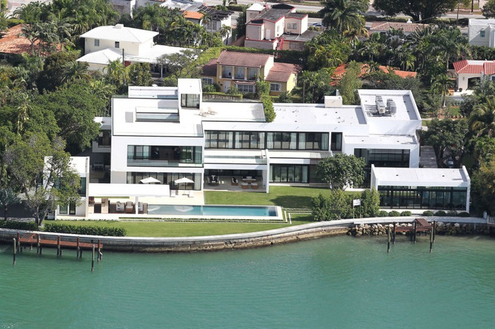5. Căn biệt thự của Alex Rodriguez – trị giá 38 triệu USD: Ngôi sao bóng chày Alex Rodriguez đã mua dinh thự ở Miami Beach hồi năm 2010 với giá 24 triệu USD. Chỉ 4 năm sau đó, khu bất động sản này đã có giá lên tới 38 triệu USD. Khu biệt thự có cả một nhà hát, nhà bếp sành ăn, phòng tập thể dục, phòng xông hơi, khu chơi thể thao rộng lớn, 9 phòng ngủ, hồ bơi, bồn tắm nước nóng. Ngoài ra, biệt thự này còn có hai bến đậu du thuyền riêng biệt.