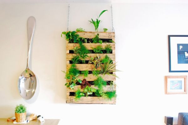 Một "vườn treo" với đầy cây xanh kết hợp với các đồ nội thất tinh tế sẽ là một sự kết hợp hoàn hảo cho ngôi nhà bạn.