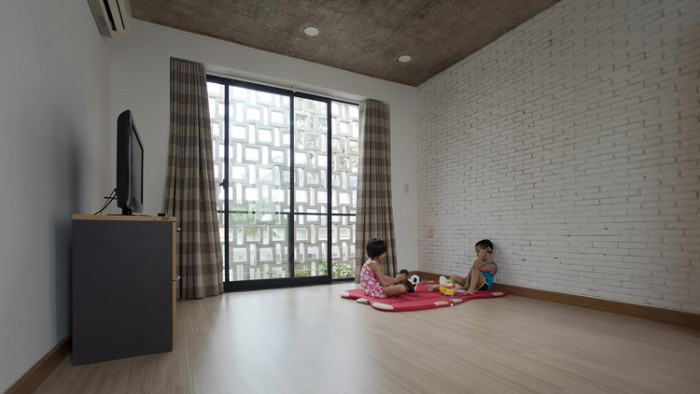 Sự tính toán tinh tế của đội ngũ thiết kế được thể hiện trong từng chi tiết: trong suốt buổi trưa, ánh sáng mặt trời trực tiếp chiếu vào khu vườn, các không gian còn lại có ánh sáng phản xạ thông qua các bức tường bê tông; vào buổi chiều, các bộ lọc ánh sáng qua những bức tường gạch thông gió và tạo chiều sâu thông qua bóng tối bằng các vật liệu trên sàn nhà và tường.