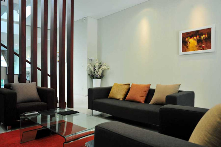 Để giảm thiểu sự tối tăm, chật hẹp đặc trưng của kiểu nhà ống, kiến trúc sư đã thiết kế các khoảng thông giữa các tầng khá rộng để căn nhà có thể nhận được nhiều gió và ánh sáng tự nhiên.
