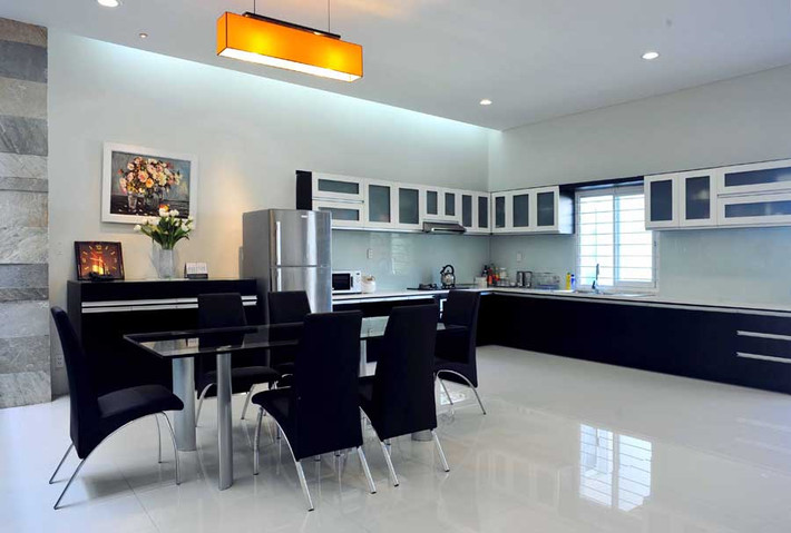 Ngoài ra, các đồ nội thất chủ yếu có màu đen và trắng tạo sự sang trọng, tiện nghi cho căn nhà.