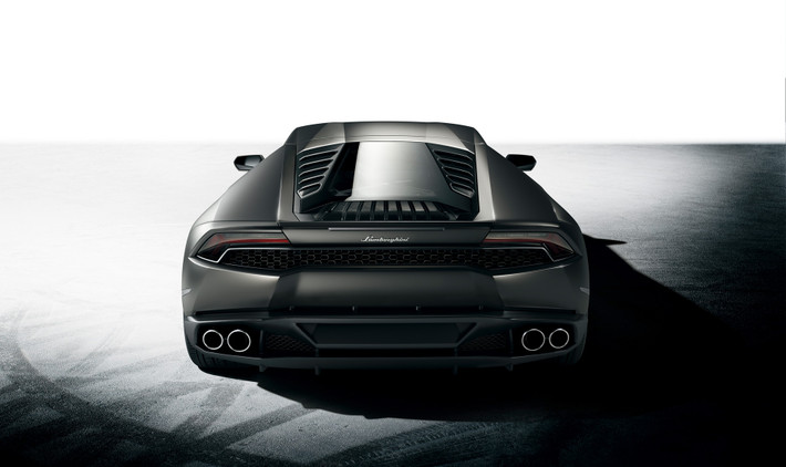 So với Gallardo, Lamborghini Huracan cứng cáp và cũng nặng hơn với trọng lượng là 1.422kg.