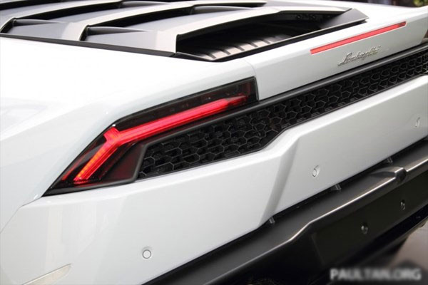 Bên cạnh đó, Huracan cũng hiện đại hơn rất nhiều khi được trang bị hệ thống đèn LED hoàn toàn, từ đèn pha cho đến đèn định vị.