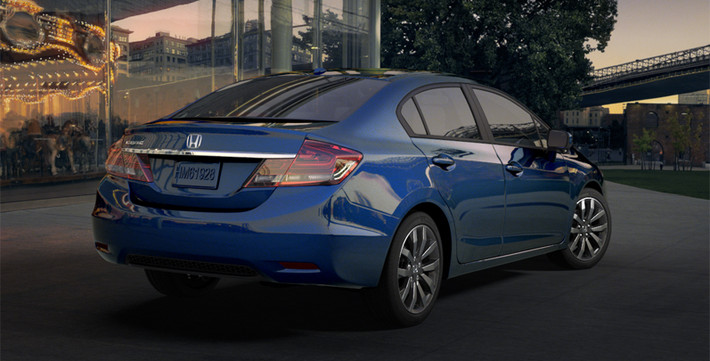 Trong khi đó, Civic Sedan có giá khởi điểm nhỉnh hơn ở mức 18.490 USD (khoảng 430 triệu đồng), tăng 200 USD so với đời 2014.